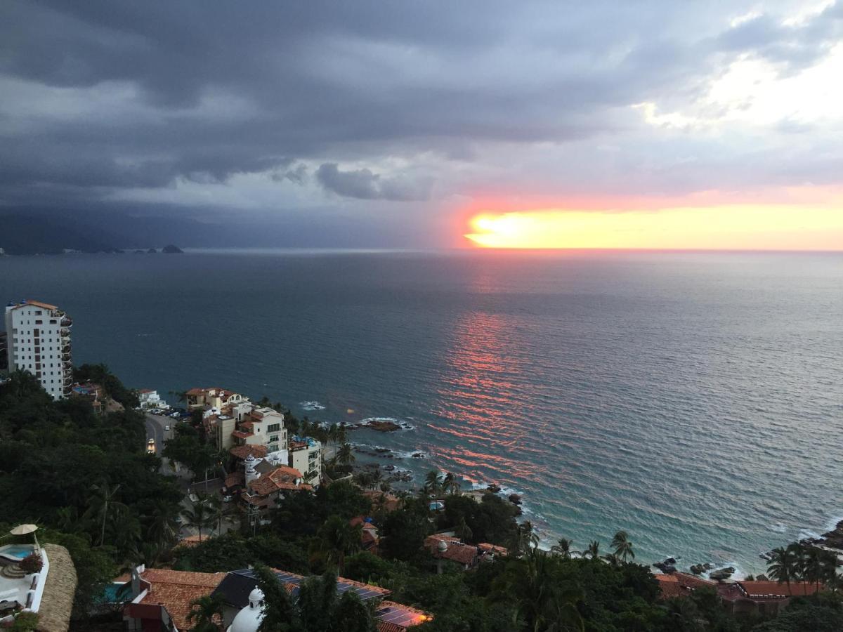 Hotel Luxury Patio Azul (Adults Only) Puerto Vallarta Luaran gambar Sunset over the Pacific Ocean in Puerto Vallarta, Mexico